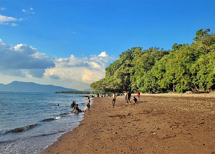 Pesona Keindahan Alam Pantai Wairterang di Kota Maumere Pulau Flores