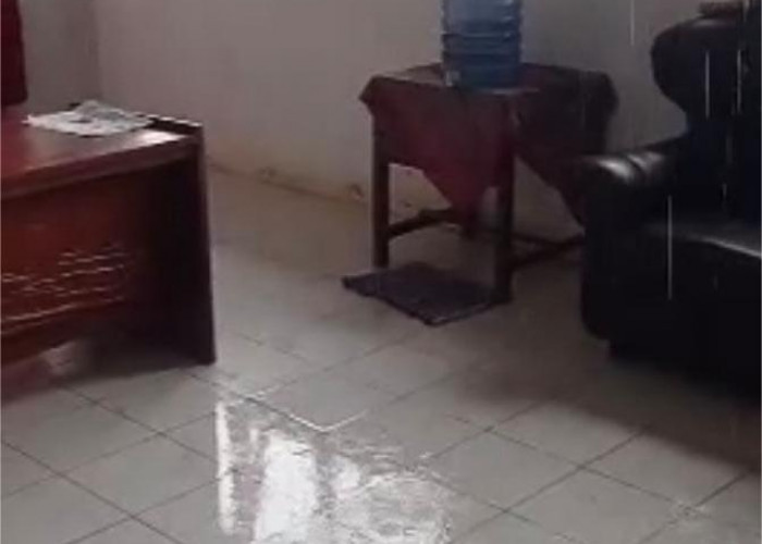 Saat Hujan Guru Terpaksa Ngungsi Dari Ruangan, Atap SMPN 38 Mukomuko Bocor