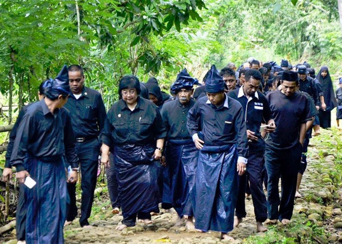 Suku Kajang Di Sulawesi Berpakaian Serba Hitam, Ini Alasannya 