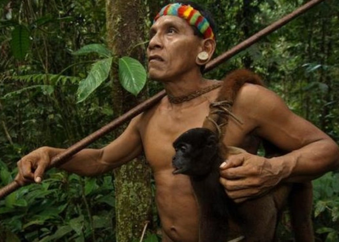 Suku Yang Belum Mengenal Pakaian, Hidup Layaknya Tarzan dan Ditakuti