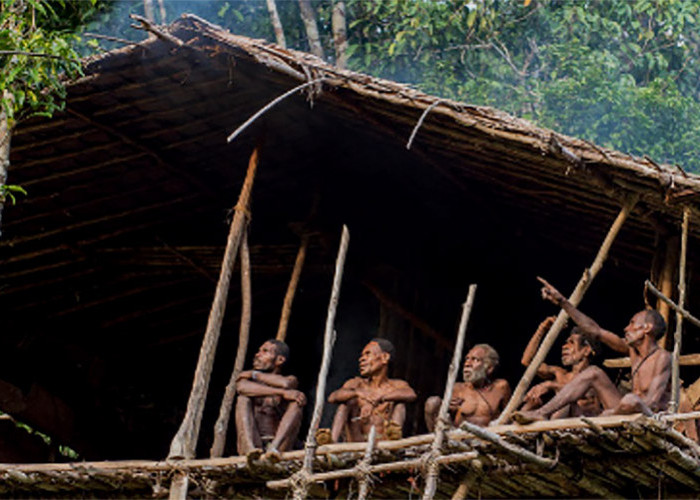 Suku-Suku Terasing Yang Masih Bertahan Hingga Hidup Primitif Jauh di Pedalaman