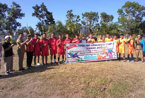 Tendang Bola Camat Buka Lomba Futsal PPDI Air Manjuto