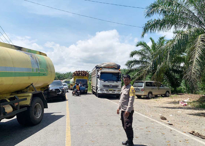 Kapolres Sigap Atasi Antrean Panjang Truk Sawit Bikin Macet Jalan Nasional Mukomuko - Bengkulu 