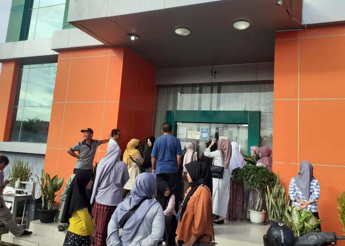 Fenomena Jelang Libur Lebaran, ASN Mukomuko Ramai Cetak Baru ATM Bank Bengkulu   