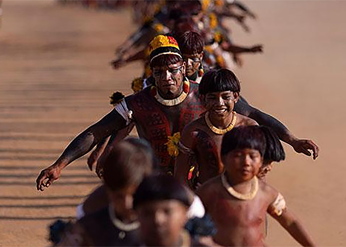 Sudah Gunakan Teknologi Kekinian, Wanita Suku Xingu Tetap Pertahankan Tradisi Tanpa Pakaian