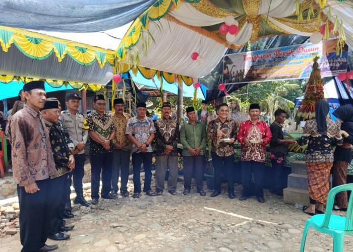 Giliran Warga di Desa Tirta Makmur Gelar Bersih Desa