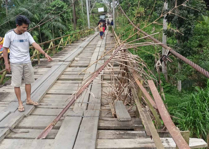 Jembatan Target Dana Inpres di Mukomuko Makin Parah, Besi Lantai Putus dan Tak Bisa Dilewati