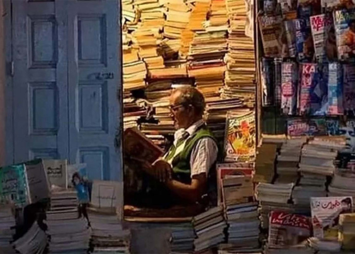 Menginspirasi! Inilah Kisah Kakek Tua yang Membaca Lebih Dari 4000 Buku demi Membalas Masa Lalunya