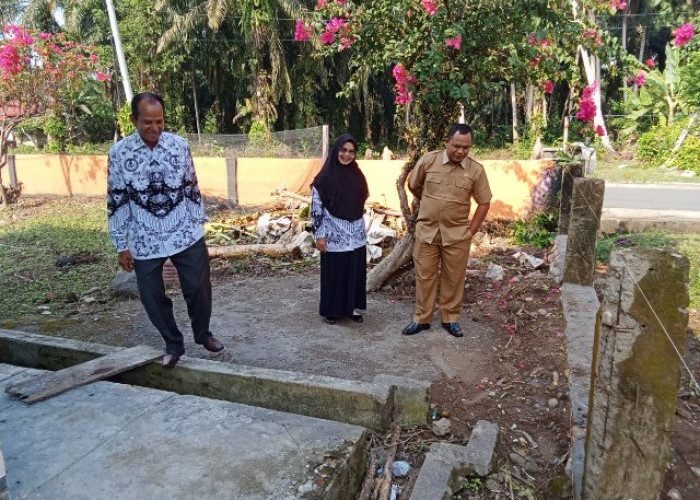 Dewan Guru Apresiasi Kepedulian Desa Nenggalo Terhadap Pendidikan, Bantu Bangun Pagar Sekolah