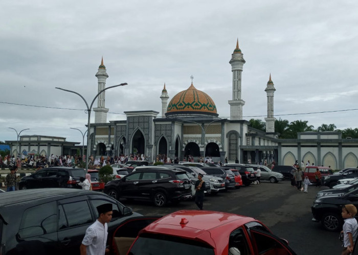 Terkonfirmasi, Bupati dan Wakil Bupati Salat Idul Fitri di Masjid Agung Mukomuko
