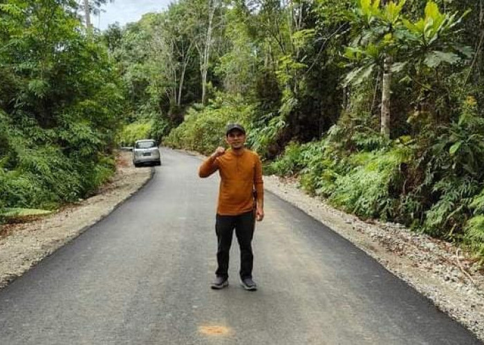 Seorang Dokter Spesialis Kandungan Terharu Menyaksikan Jalan Menuju Kampung Halamannya Telah Diaspal