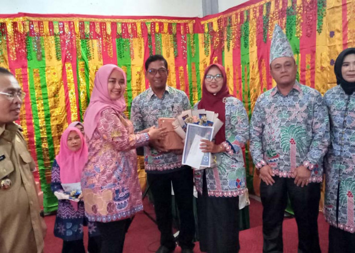 Bupati Ajak Masyarakat Mencintai Batik Mukomuko