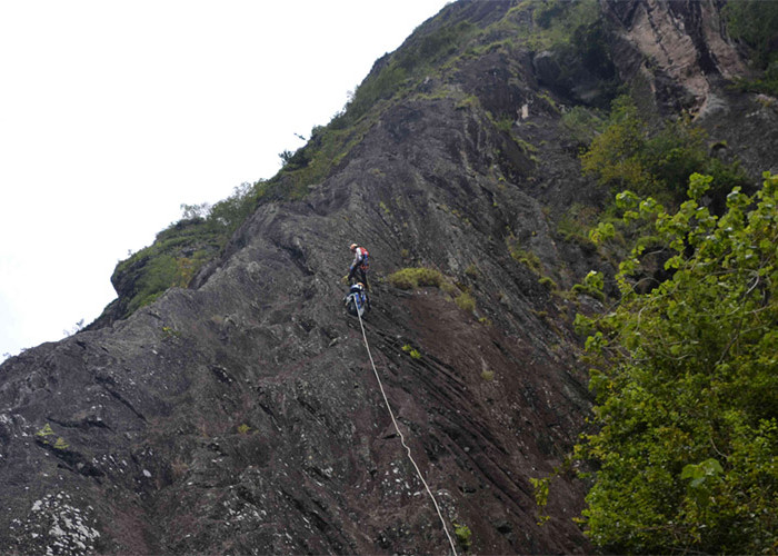 Suka Adrenalin Panjat Tebing, Coba Taklukan 6 Lokasi Panjat Tebing Terbaik di Indonesia