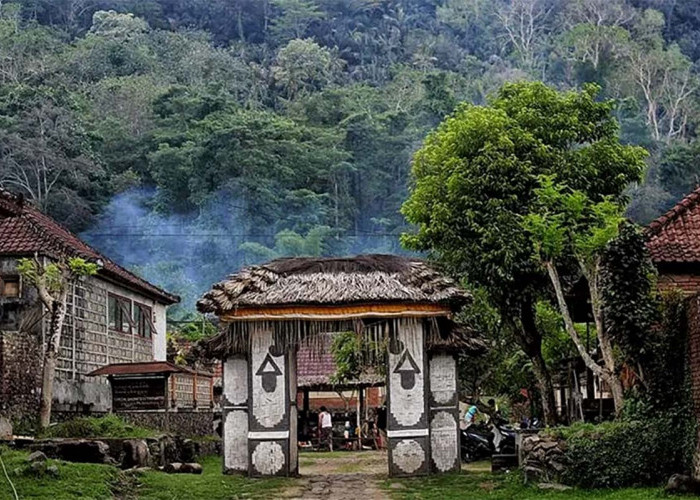 Larangan Unik Desa Teganan Bali. Kendaraan Tidak Diperkenankan Masuk Desa Adat , Radio dan Tv Dibatasi