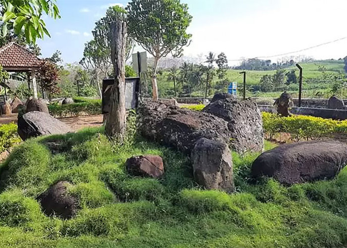 Kampung Purba Peninggalan Zaman Megalitikum di Pulau Jawa, Batu Menhir Pemujaan Nenek Moyang