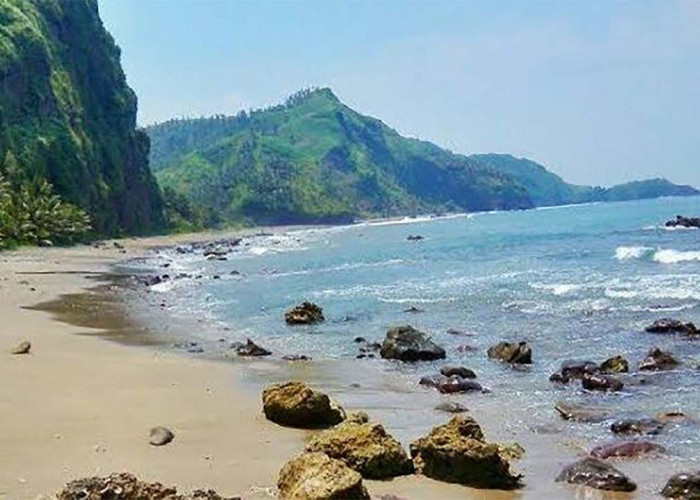 Pesona Alam Wisata Pantai Pecaron yang Cocok untuk Liburan Akhir Tahun Bersama Keluarga