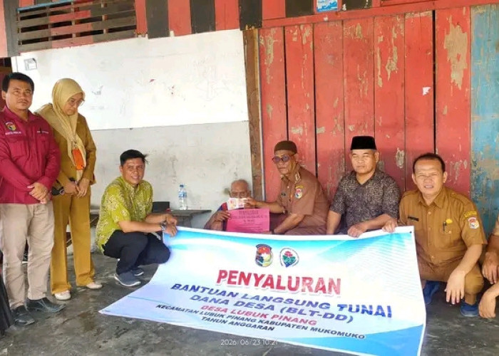 Enam KPM BLT Desa Lubuk Pinang Terima Penyaluran Tahap II