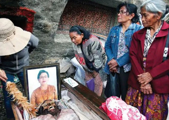 Tradisi Unik Ma'nene Suku Toraja, Menghormati Jenazah Diajak Berjalan Berpoto Bahkan Merokok 