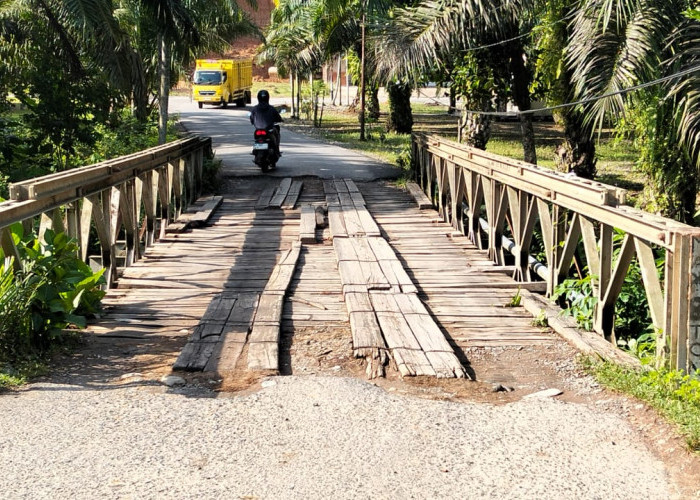 Sedih, Jembatan Penghubung ke Desa Semundam dan Mundam Marap Rusak