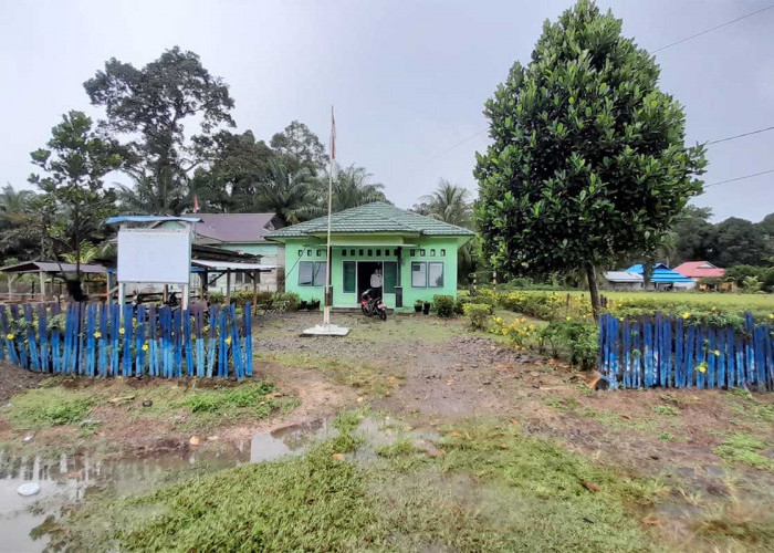 Tak Tersentuh APBDes, Pagar Kantor KUA Selagan Raya Memprihatinkan, Begini Kondisinya