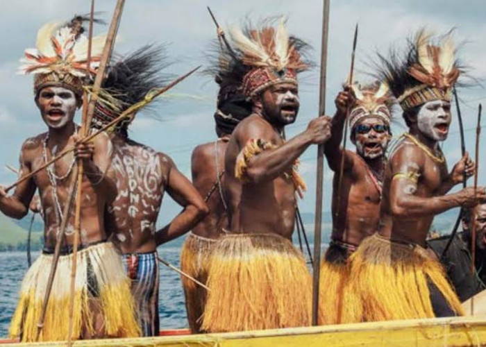 Suku Asmat Papua, Wanita Menjadi Tulang Punggung Keluarga