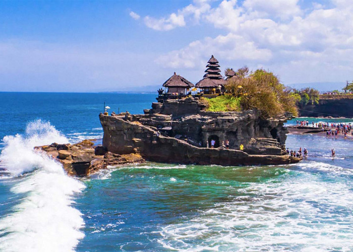 Intip Keindahan Pesona Alam Tanah Lot, Pura Laut di Bali yang Kental Nuansa Religi 