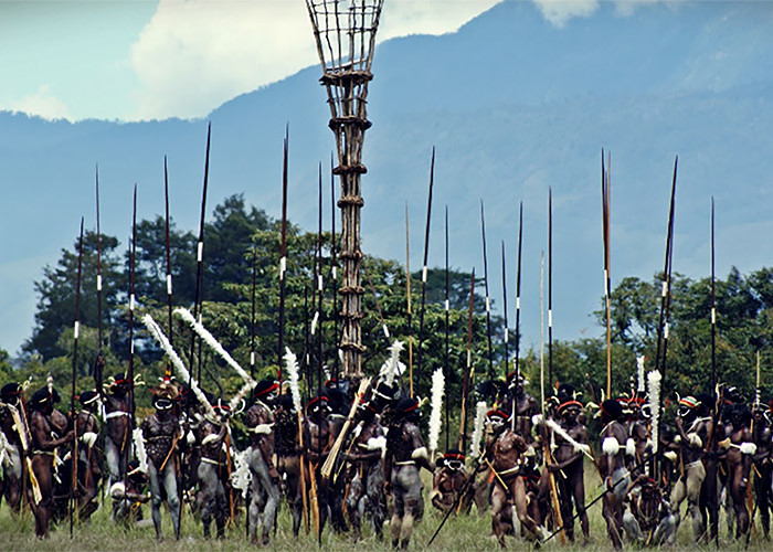 Keunikan Tradisi Suku Papua, Festival Lembah Baliem Hingga Arakan Merah Putih
