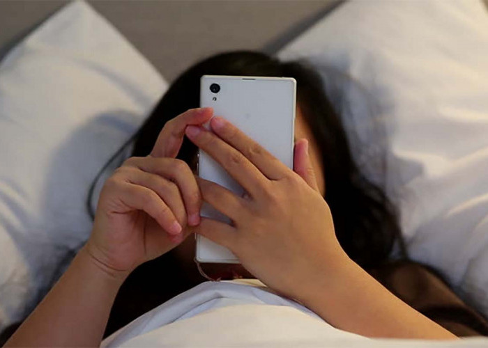Mulai Sekarang Harus Berhenti! Inilah Dampak Bahaya Bermain Handphone Pada Saat Bangun di Pagi Hari