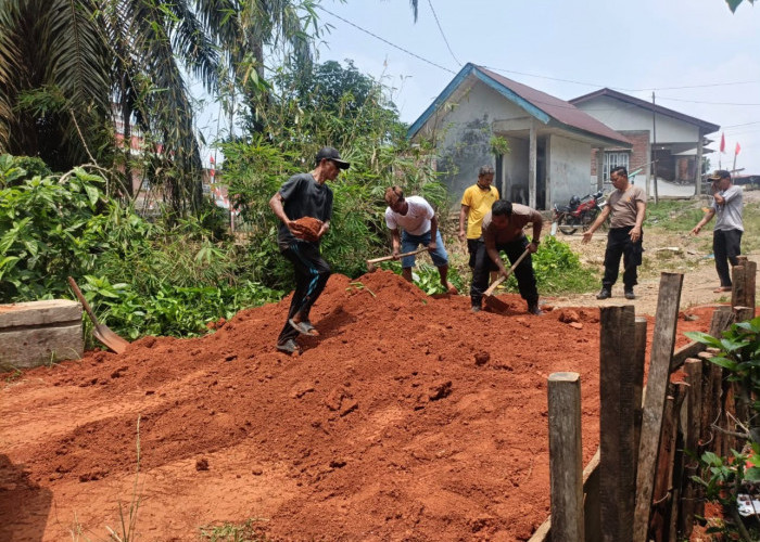 Polsek Lubuk Pinang Goro Perbaiki Jalan Longsor