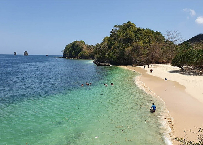 Pesona Keindahan Pantai Tiga Warna di Malang yang Cantik dan Menakjubkan 