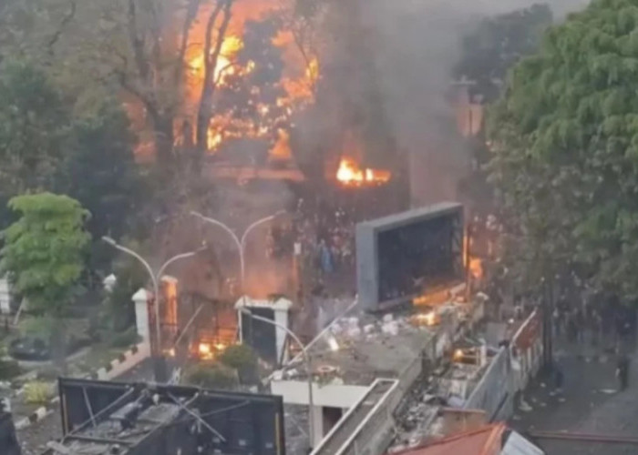 Lima Bangunan Hangus Dibakar Massa Saat Demonstrasi Ricuh di Bandung