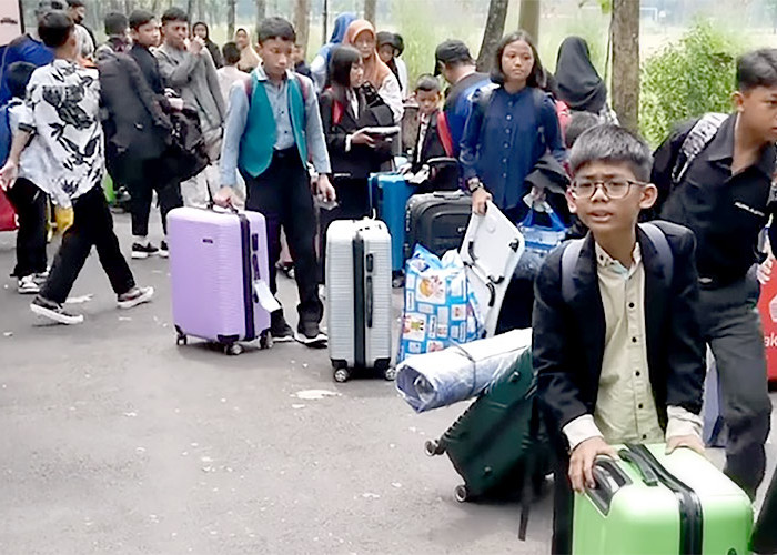 Ulah Pondok Pesantren Ini Bikin Heboh, Haramkan Santri Gunakan Sarung, Sholat Diwajibkan Pakai Jas