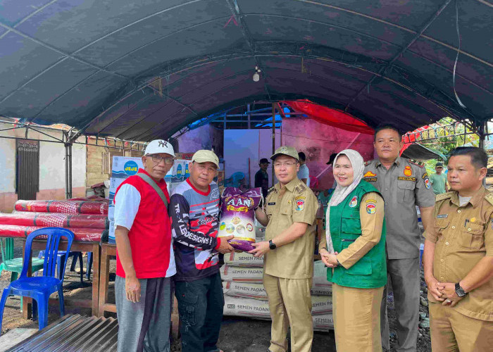 Peduli Kebakaran, Bupati Mukomuko Antar Bantuan untuk 4 Korban Kebakaran Rumah di Air Berau