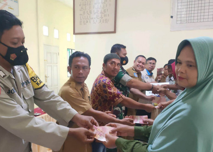 ﻿Camat Teramang Jaya Pantau Penyaluran BLT DD Hingga Kegiatan Fisik Program Desa