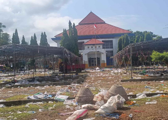 Dinas LH Belum Sentuh Sampah HUT di Lokasi Pedagang Pasar Malam