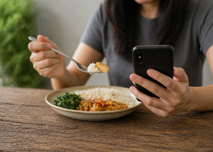 Makan Sambil Main HP: Kebiasaan Sepele yang Diam-Diam Mengubah Cara Kita Makan