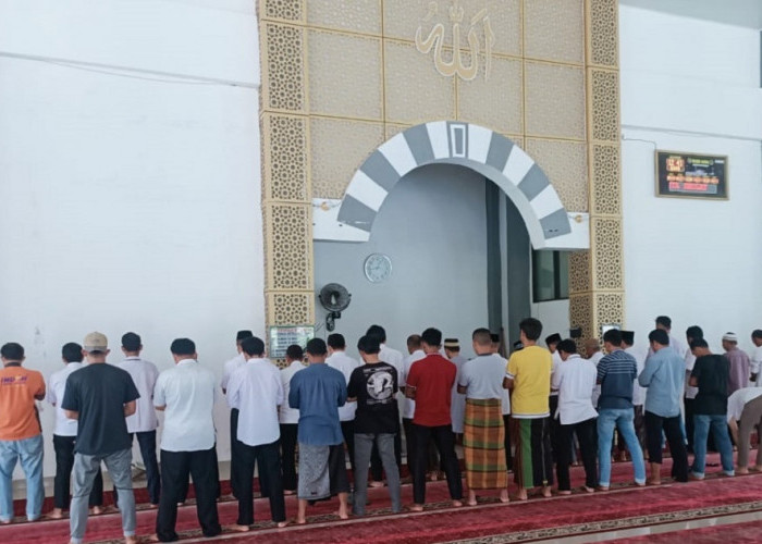 Sesuai SE Bupati, Pegawai Pemda Mukomuko Berbondong-bondong Sholat Berjamaah di Masjid