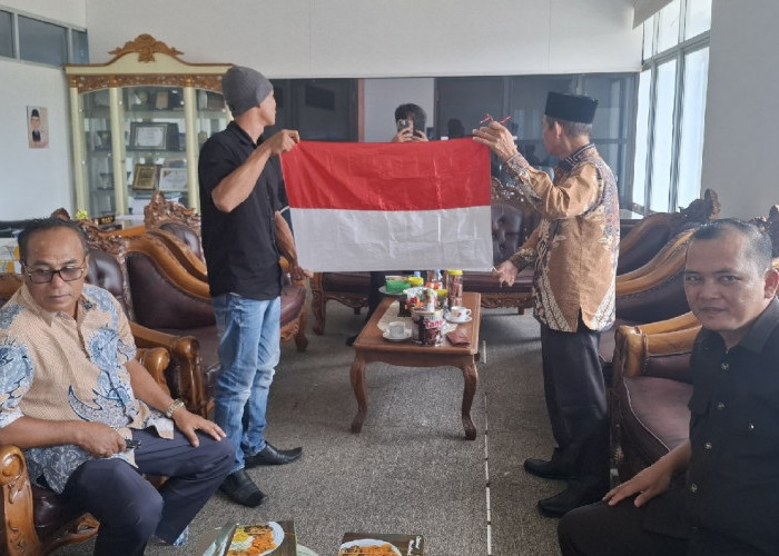 Seorang Pemuda Nekat Gotong Bendera ke Gedung DPRD, Sampaikan Aspirasi Masyarakat Selagan Raya