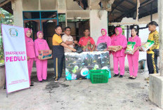 Wujudkan Kepedulian, Polsek Lubuk Pinang Bersama Bhayangkari Berikan Bantuan Pada Korban Kebakaran Rumah