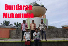 Pemda Mukomuko Kembali Guyur Percantik Bundaran Wajah Kota Mukomuko