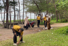 Personil Polsek Pondok Suguh Goro Bersihkan Wisata Pantai Sinar Laut