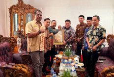 Bupati Mukomuko Terima Penghargaan , Penyaluran Dana Desa Tercepat Se-Bengkulu