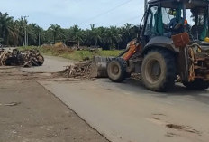 Jalan Provinsi Tertutup Material Banjir, Perusahaan Turunkan Alat Berat