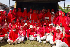 Ibu-Ibu RT 03 Bandar Ratu Memeriahkan HUT RI ke-81 Dengan Permainan Seru dan Menghebohkan