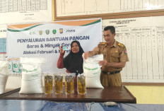 Sebanyak 318 Keluarga Miskin di Bandar Ratu Terima Bantuan Pangan