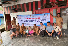 Kades Lubuk Pinang Serahkan Langsung BLT-DD Tahap I ke Rumah Para KPM