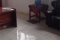 Saat Hujan Guru Terpaksa Ngungsi Dari Ruangan, Atap SMPN 38 Mukomuko Bocor