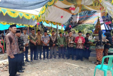 Giliran Warga di Desa Tirta Makmur Gelar Bersih Desa