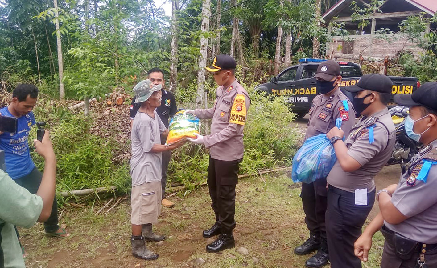 Ditengah Badai Corona, Polisi Hapus ’’Air Mata’’ Masyarakat