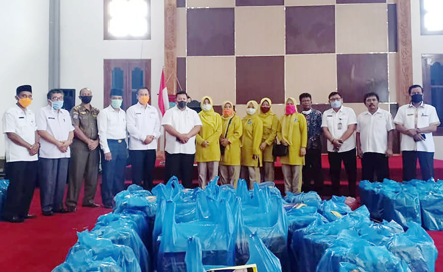 Ikut Jejak Bupati, Pejabat Sumbang 600 Paket Sembako